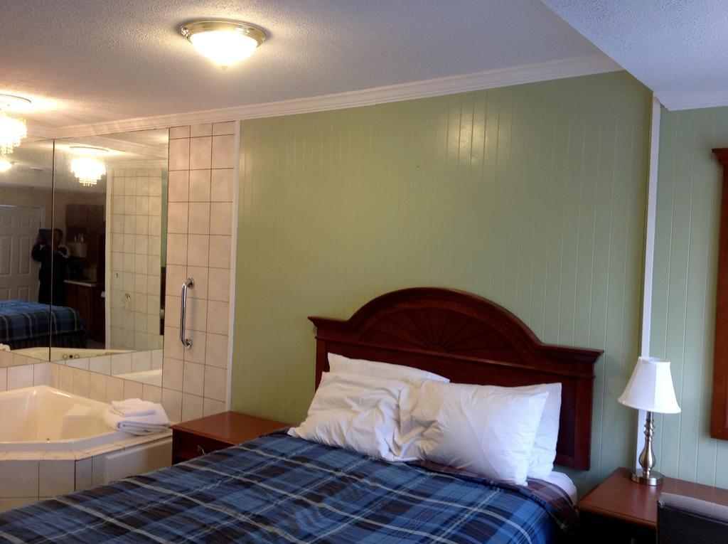 Relax Inn Webster Экстерьер фото