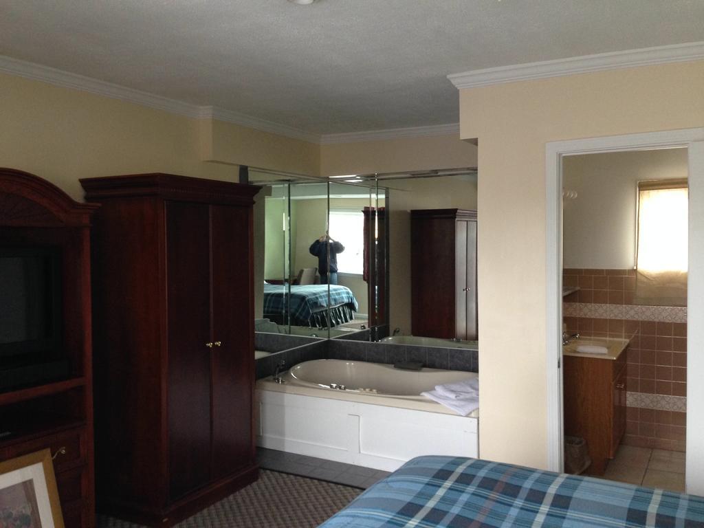 Relax Inn Webster Экстерьер фото