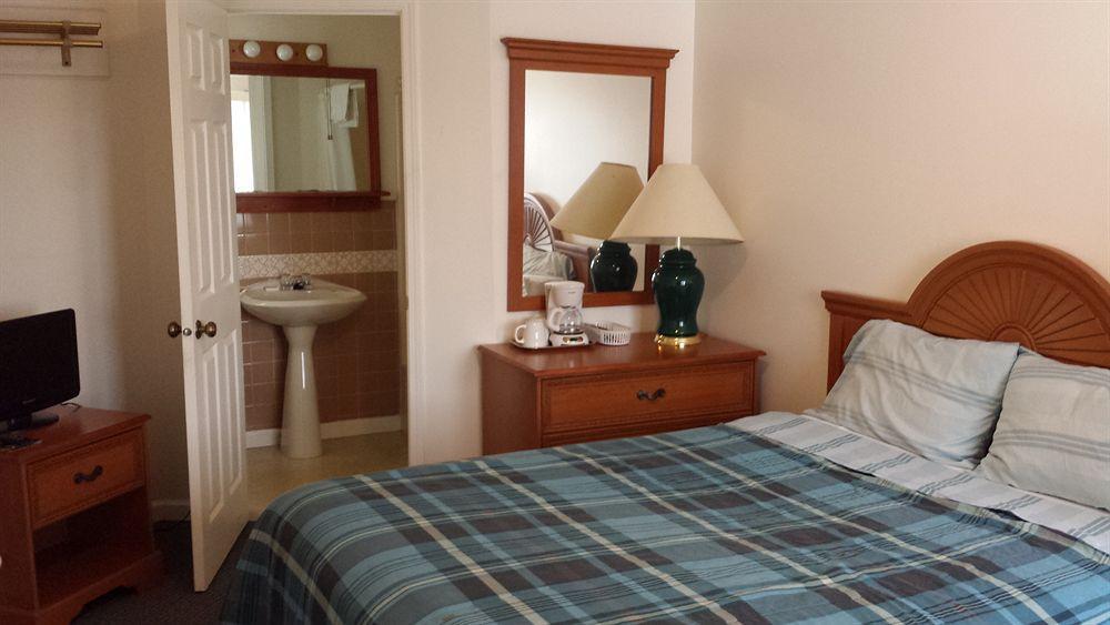 Relax Inn Webster Экстерьер фото