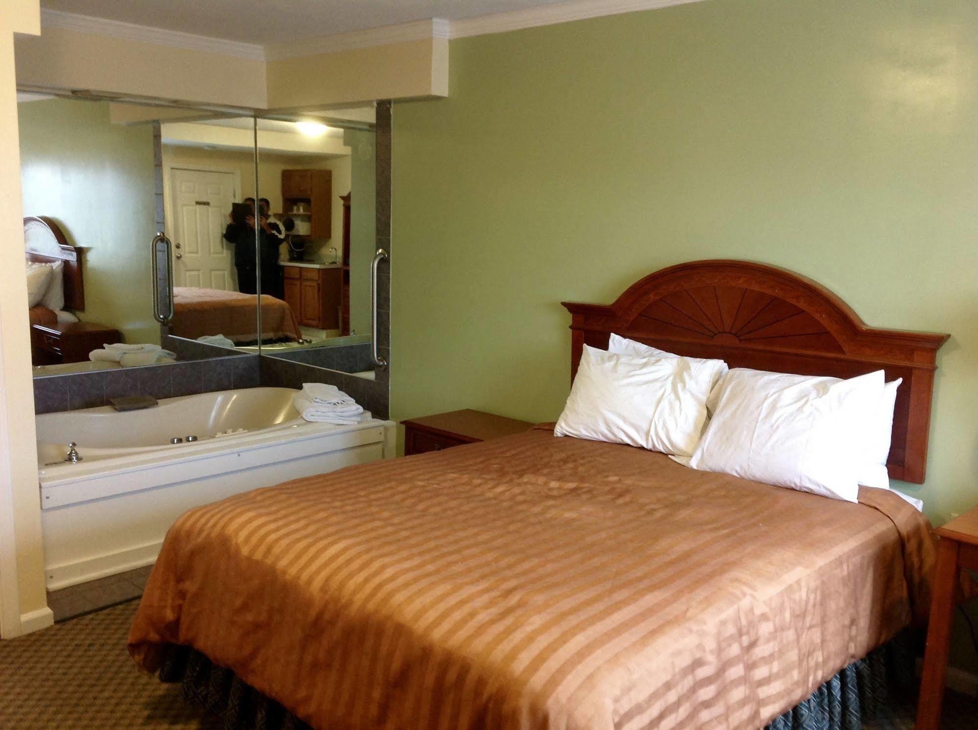Relax Inn Webster Экстерьер фото